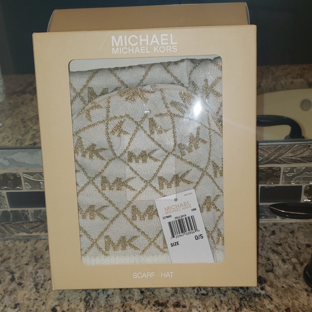 Michael Kors Scarf & Hat gift set - Picture 2 of 2
